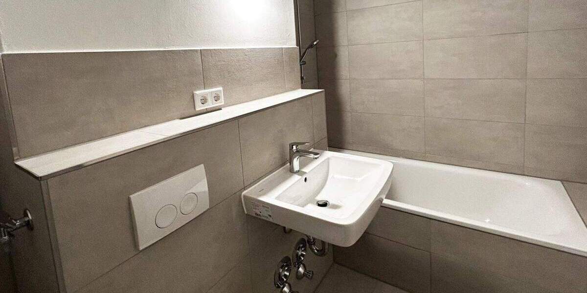 ERSTBEZUG nach MODERNISIERUNG: 2 Zimmer-Dachgeschosswohnung mit Blick über München... 2 zimmer