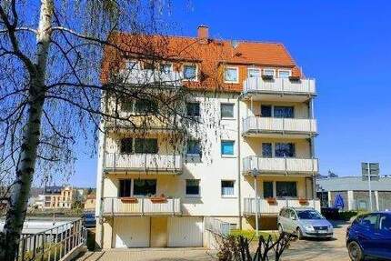Lichtdurchflutete Dachgeschoßwohnung mit großen Südbalkon, Wannenbad + Dusche, Außenstellplatz etc. 3 zimmer
