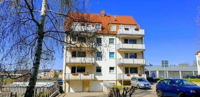Lichtdurchflutete Dachgeschoßwohnung mit großen Südbalkon, Wannenbad + Dusche, Außenstellplatz etc. 3 zimmer