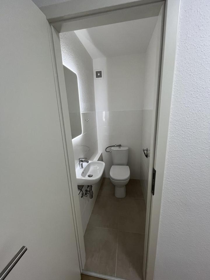 Kernsanierte 2,5-Zi-Wohnung mit EBK, Balkon und Garage
