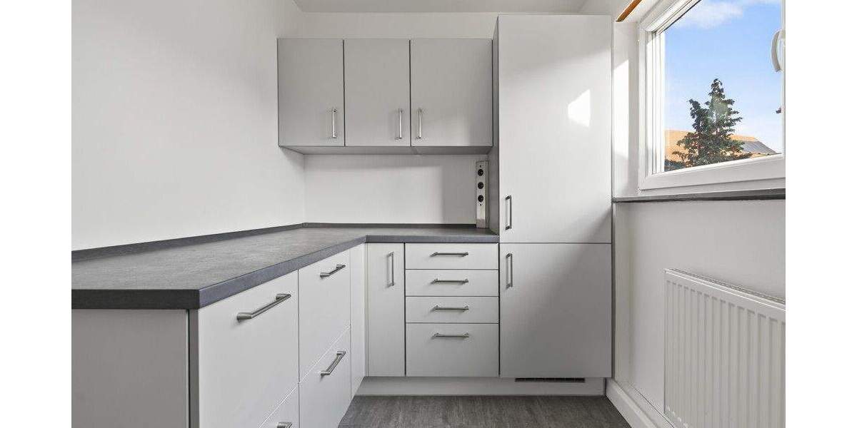 Teilmöblierte 5 Zimmerwohnung mit 2 Balkonen in Karlsruhe-Knielingen ab sofort zu vermieten 5 zimmer