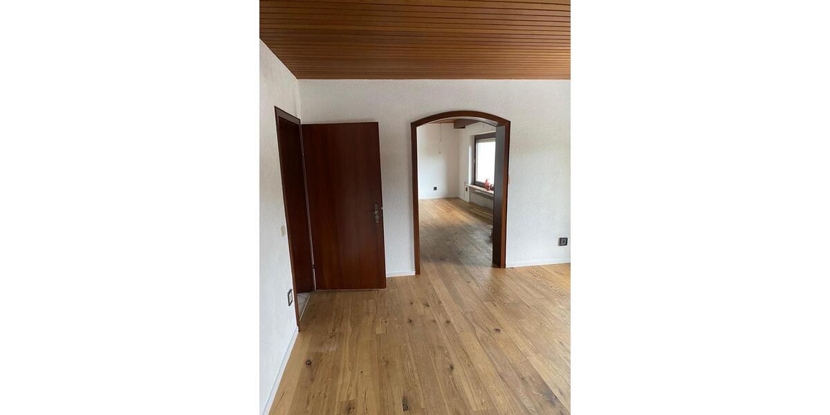 Etagenwohnung Ehringshausen - 5 Zimmer, 145 m&sup2;, 1.500&euro; | Angebot:24782704