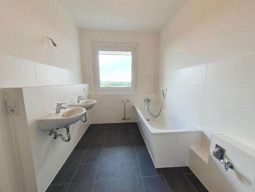 *Ab 01.03.2026* Renovierte 3 Raum-Wohnung mit Tageslichtbad und Balkon mit Weitblick! 3 zimmer