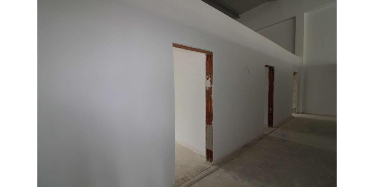 Gewerbe-KFZ-Halle – modern und ideal für PKWs und LKWs oder als Prüfstelle! zimmer