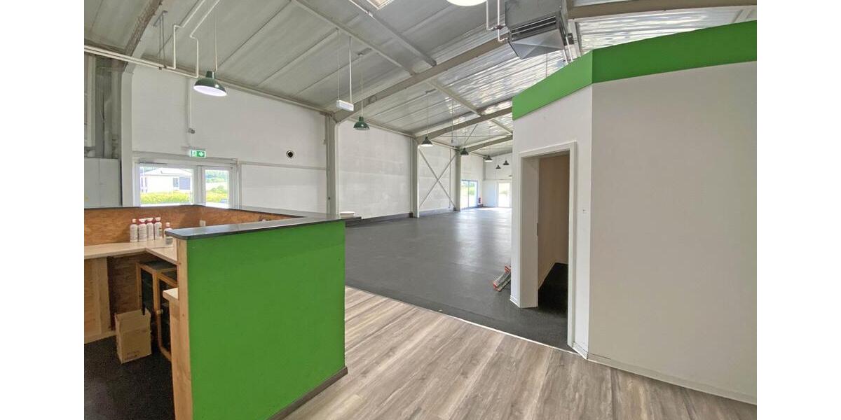 Vielseitige Gewerbehalle – ideal für Handel, Studio oder Lager zimmer