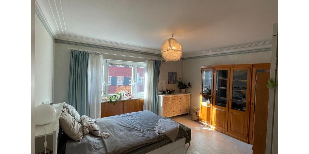 Charmante Altbauwohnung in zentraler Lage – mit Balkonen, Garage 2 zimmer