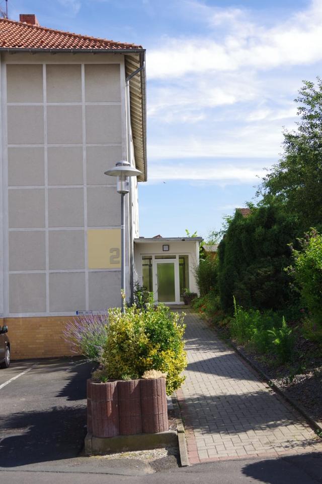 Helle 3-Zimmer-Wohnung mit Garten, großem Keller und Garage