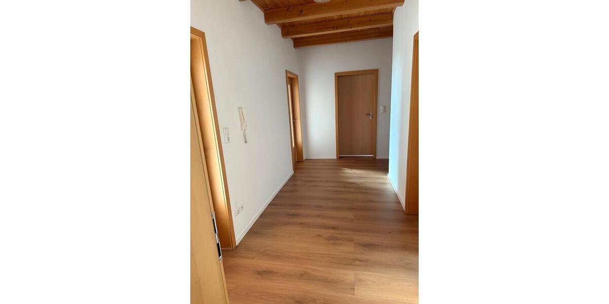 Dachgeschoßwohnung Ergolding - 5 Zimmer, 130 m&sup2;, 1.665&euro; | Angebot:26269095