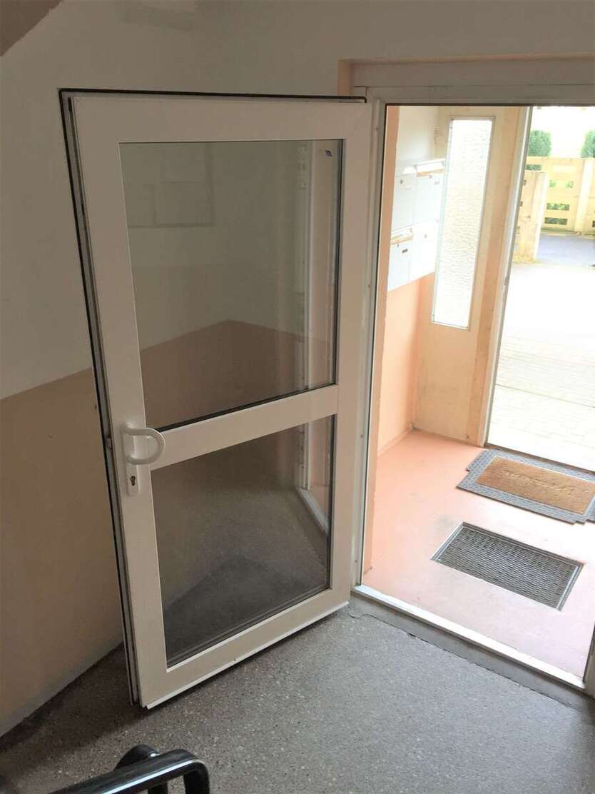 NEU -frisch renoviert. Gut geschnittene 4 Zimmer mit Balkon und Einbauküche! 4 zimmer