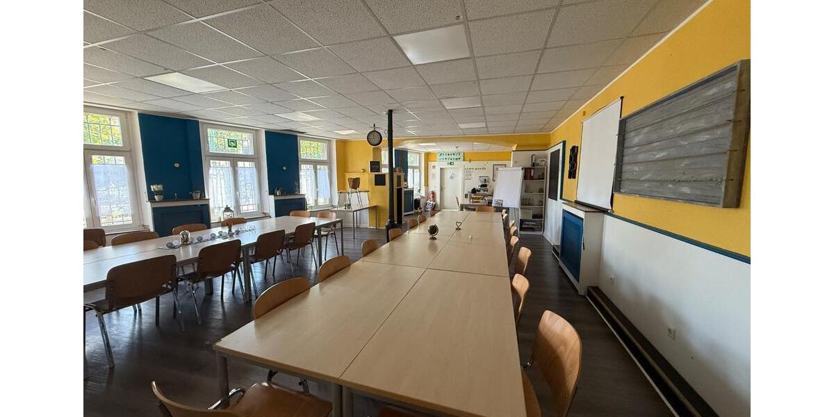 Gewerbeimmobilie mit Gastro-Küche und Veranstaltungsraum zimmer