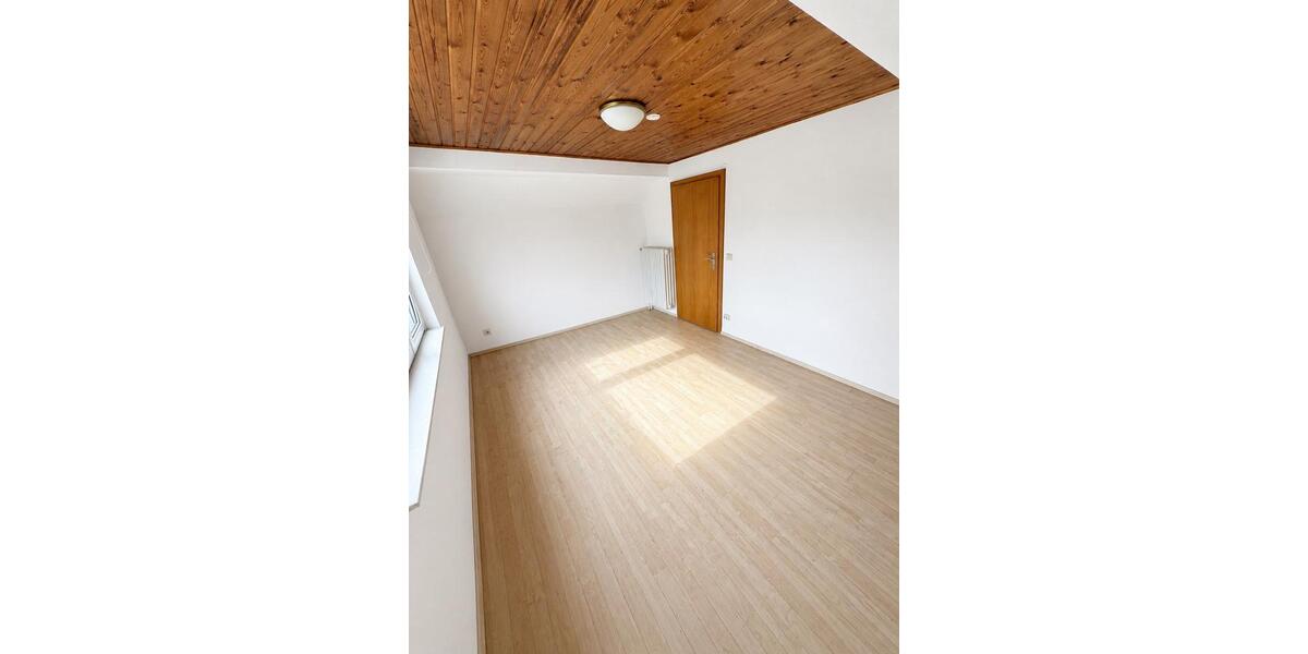 Erdgeschoßwohnung Kaarst - 7 Zimmer, 180 m&sup2;, 1.900&euro; | Angebot:26548422