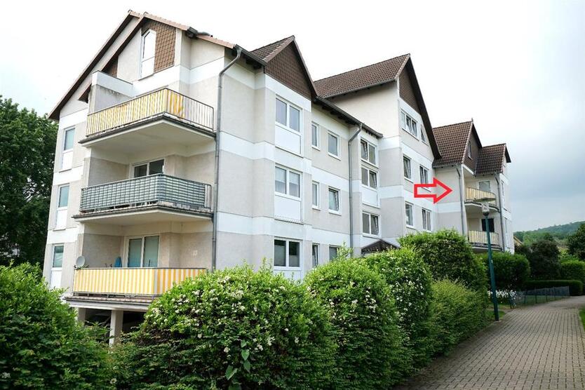 Helle 3 Zi.-Wohnung, 2 Balkone, neues Bad, Einbauküche, Garage