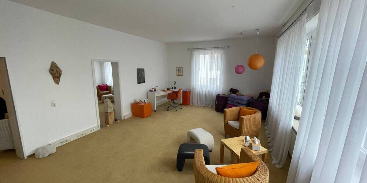 Helle 3-Zimmer-Wohnung mit großzügigen Räumen in zentraler Innenstadtlage 3 zimmer