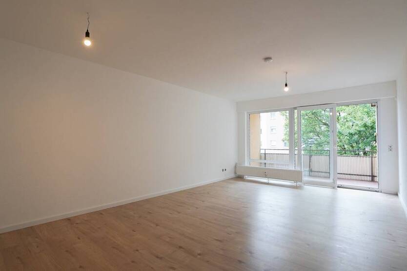 Frisch renovierte ca. 81 m² große Mietwohnung mit Loggia, 2 modernen Bädern, Garage und Stellplatz