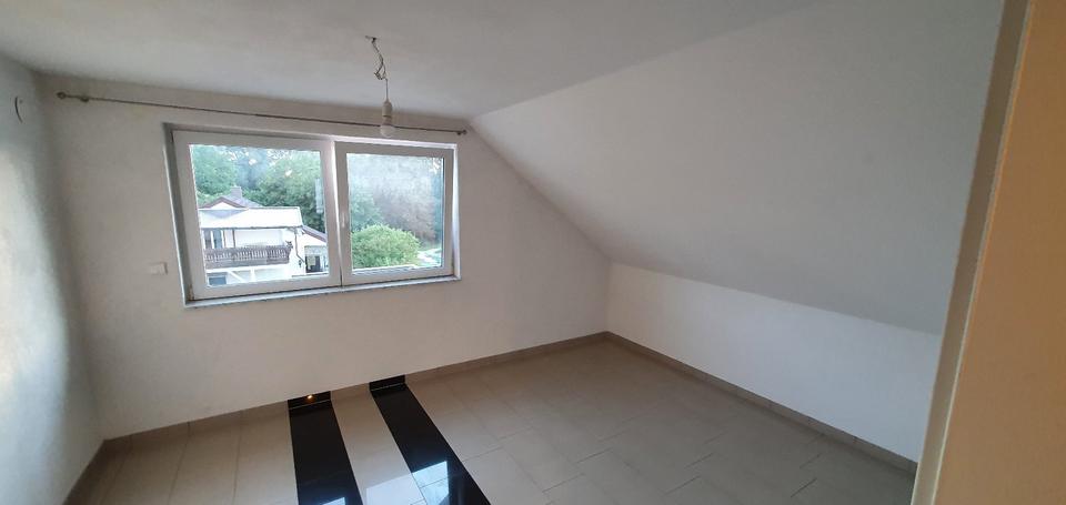 Dachgeschoßwohnung Spaichingen - 2.5 Zimmer, 74 m&sup2;, 814&euro; | Angebot:26089154