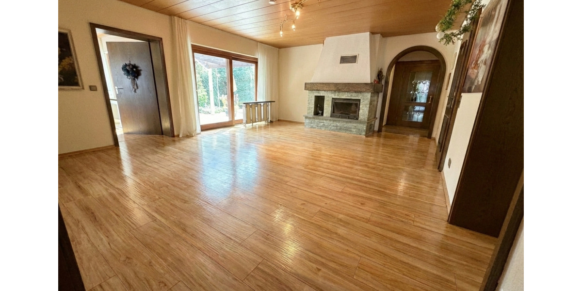 Erdgeschoßwohnung Berg - 8 Zimmer, 239 m&sup2;, 2.100&euro; | Angebot:24698260