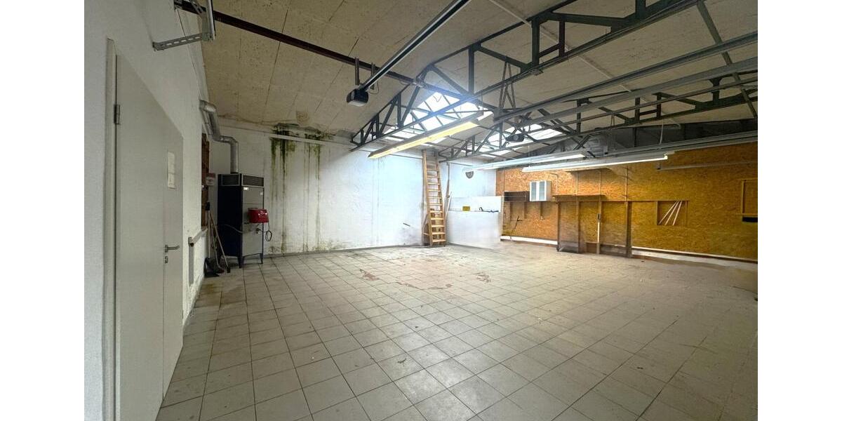 Zentrale Gewerbeeinheit mit hoher Halle, Werkstatt & Büro – in de zimmer