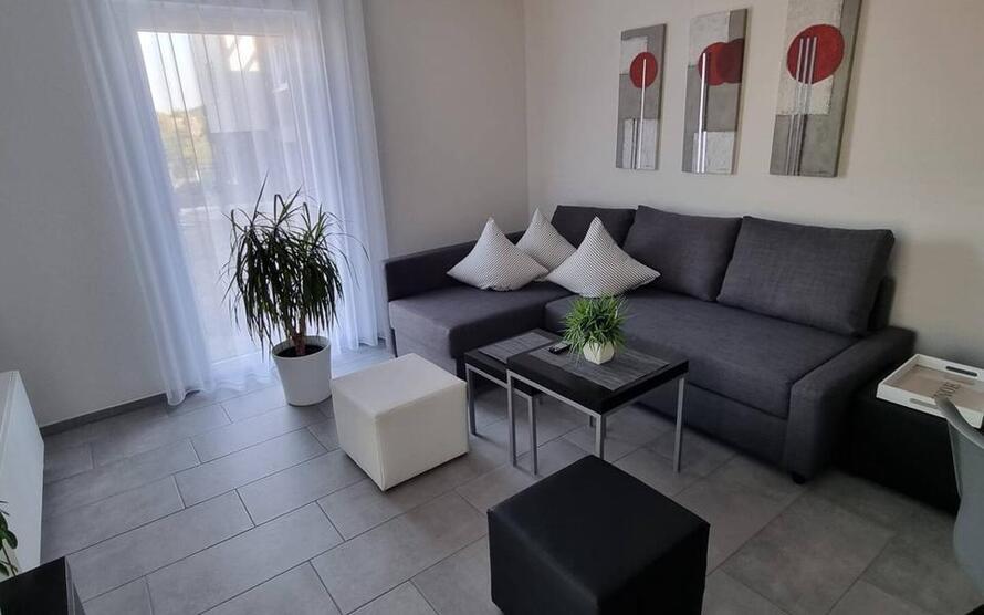 2-Zimmerwohnung mit Internet, TV, DuscheWc, Küche, Waschmaschine, Trockner, Parkplatz und Terrasse
