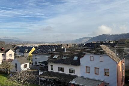 Schöne 3-Zi. Dachgeschoss Wohnung mit Blick über Kenn