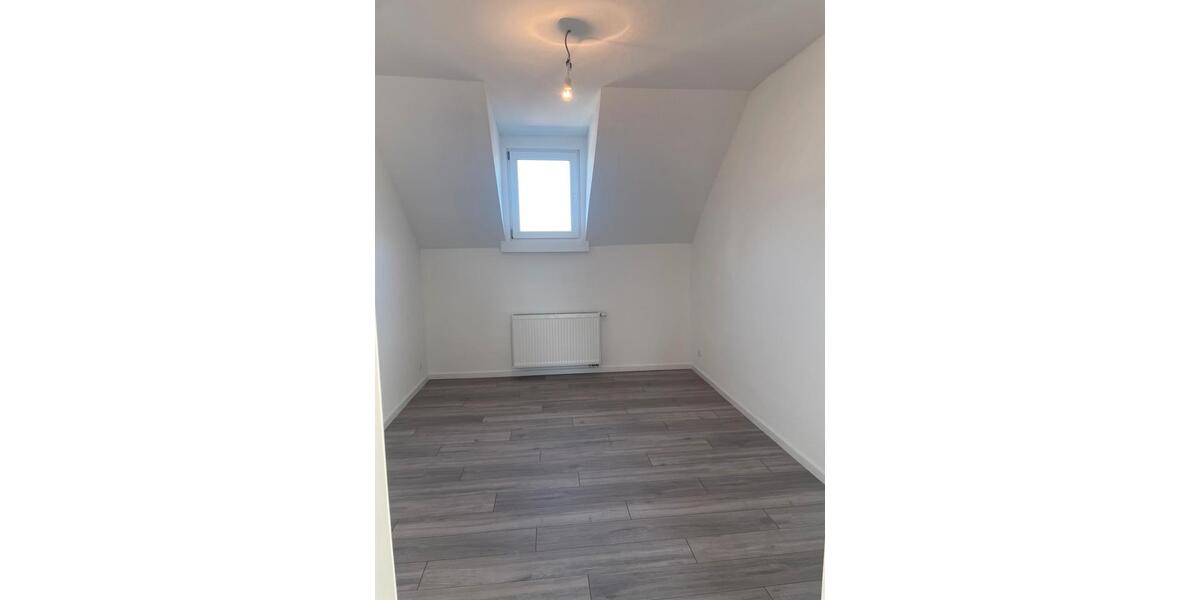 Dachgeschoßwohnung Solingen Aufderhöhe - 4 Zimmer, 80 m&sup2;, 950&euro; | Angebot:25234466