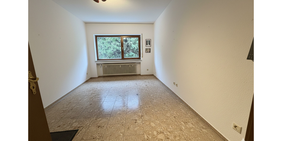 Erdgeschoßwohnung Berg - 8 Zimmer, 239 m&sup2;, 2.100&euro; | Angebot:24698260