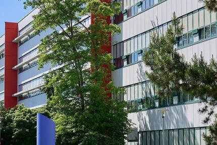 Gut angebundene Lagerfläche mit Aufzügen und 247- Zugang zimmer