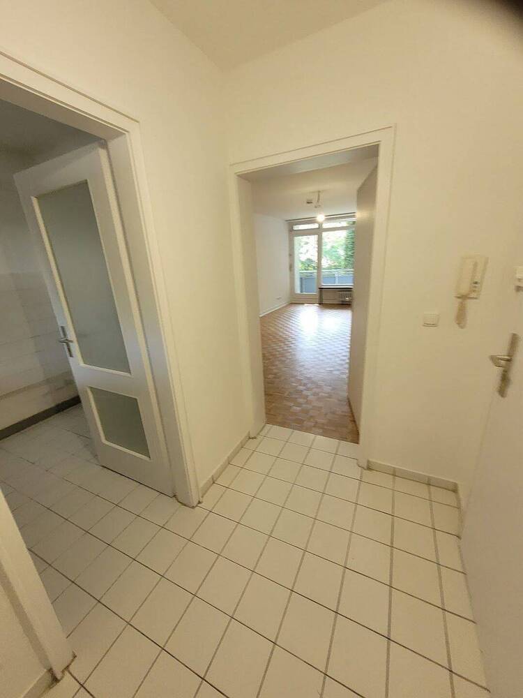 Neue Familie gesucht für Wohnung mit Balkon und frisch saniertem Wannenbad.