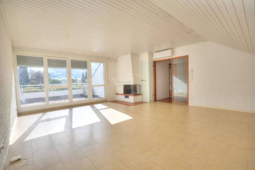 Helle 4-Zimmer-Wohnung mit Loggia und Garage
