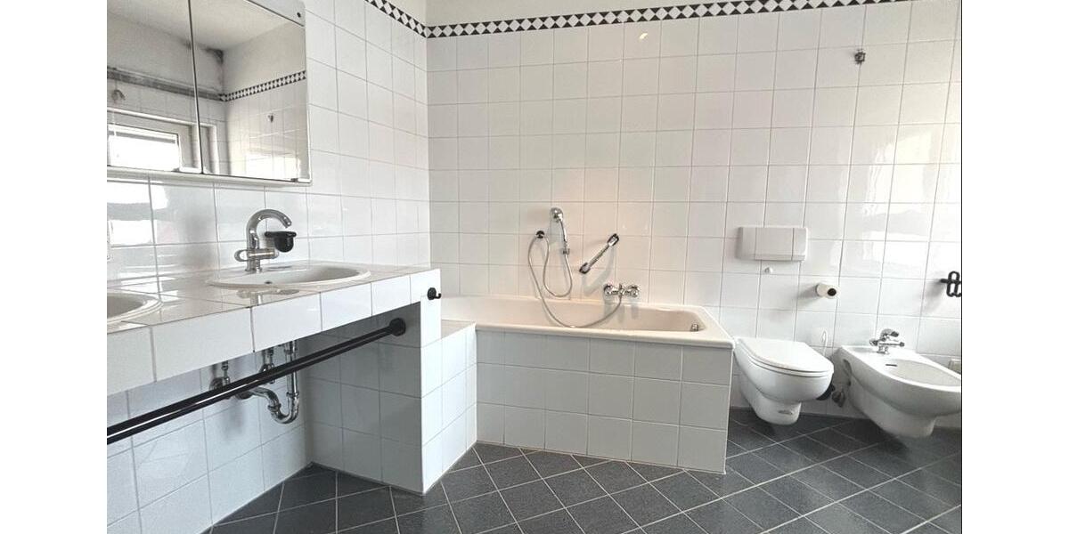 Dachgeschoßwohnung Altdorf bei Nürnberg - 4 Zimmer, 125 m&sup2;, 1.175&euro; | Angebot:24813547