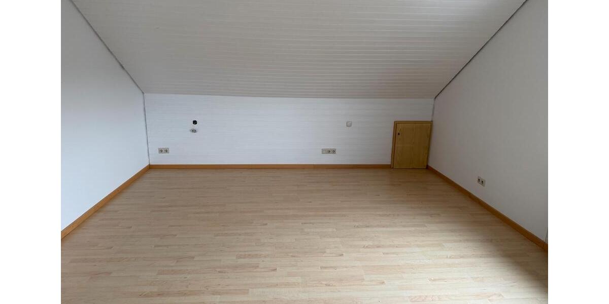 Dachgeschoßwohnung Rosengarten - 2.5 Zimmer, 72 m&sup2;, 600&euro; | Angebot:26613932