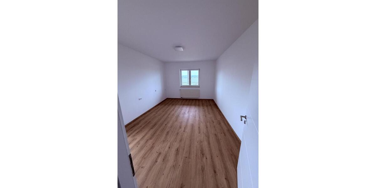 Frisch renovierte Bürofläche mit Balkon zimmer