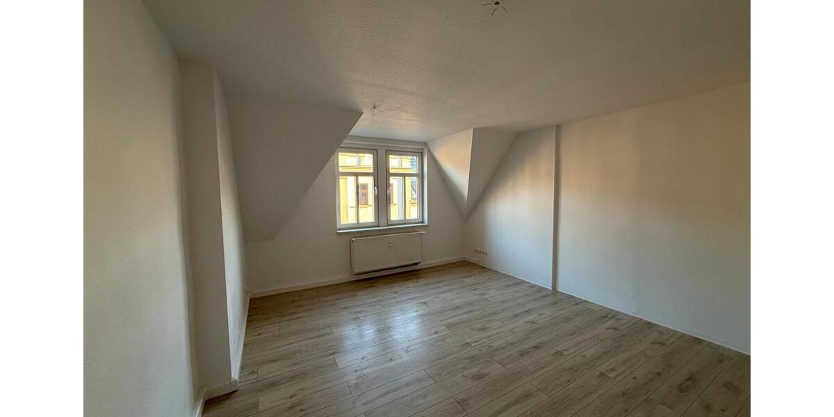 Wunderschöne 4-Raum-DG-Wohnung mit Balkon in Greiz direkt im Stadtzentrum 4 zimmer