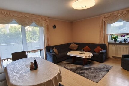 Große 5-Zi-Wohnung-WFL ca. 140 m² 3-4-SchlafZimmer hochw. Einbauküche extra ArbeitsZimmer Terrassen-Balkon 1. OG mit Garage.