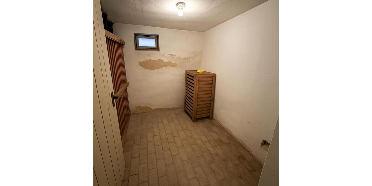 Kellerraum mit Strom und Fenster zimmer
