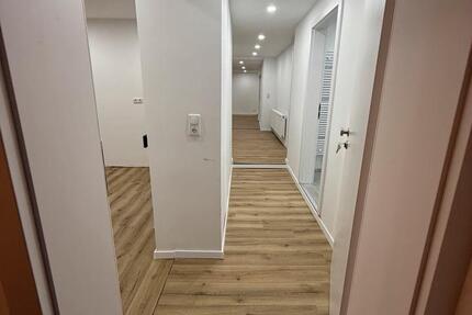 Eine schöne neu sanierte 3 Zimmer Wohnung mit 90 qm 3 zimmer