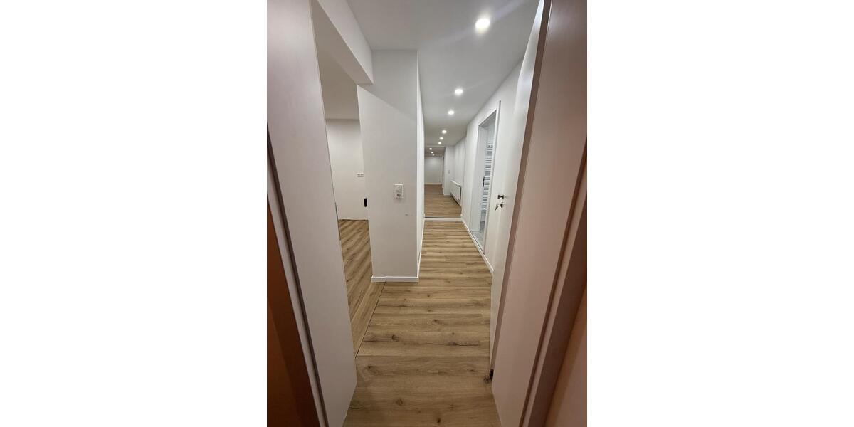 Eine schöne neu sanierte 3 Zimmer Wohnung mit 90 qm 3 zimmer