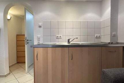Möblierte 1 - Zimmer - Untergeschosswohnung (Kellerwohnung) mit Einbauküche und separatem Eingang 1 zimmer