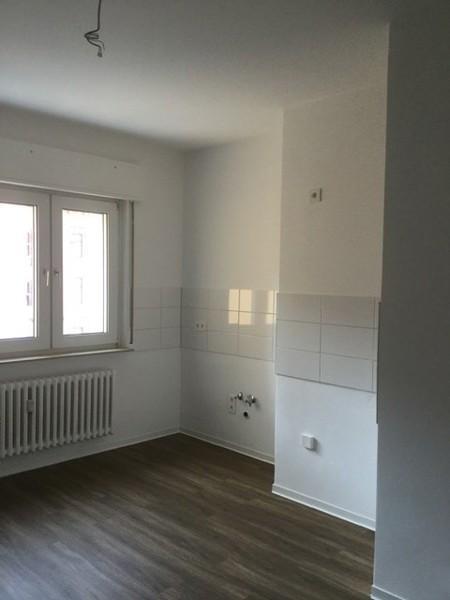 Sanierte und renovierte 2-Zimmer-Wohnung mit Balkon und Tageslichtbad