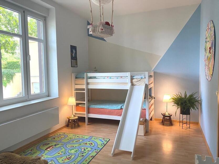 Ruhig gelegene 3-Zimmer-Wohnung mit Wintergarten auf großem Grundstück am Friedensberg
