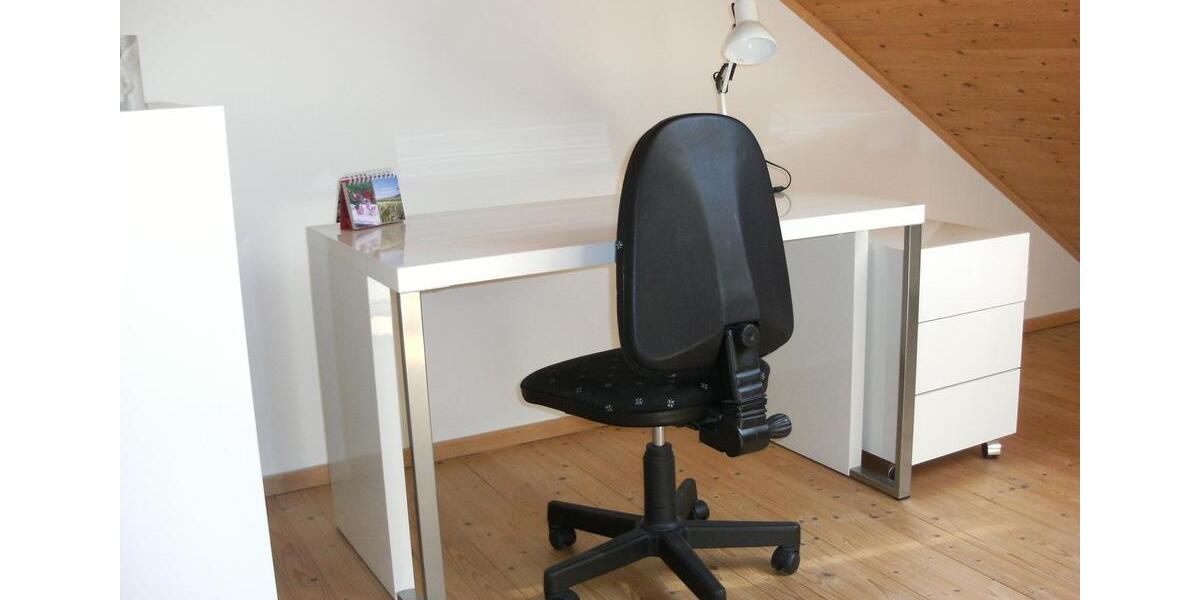 Charmante, möblierte Dachgeschosswohnung mit schöner Aussicht 3 zimmer