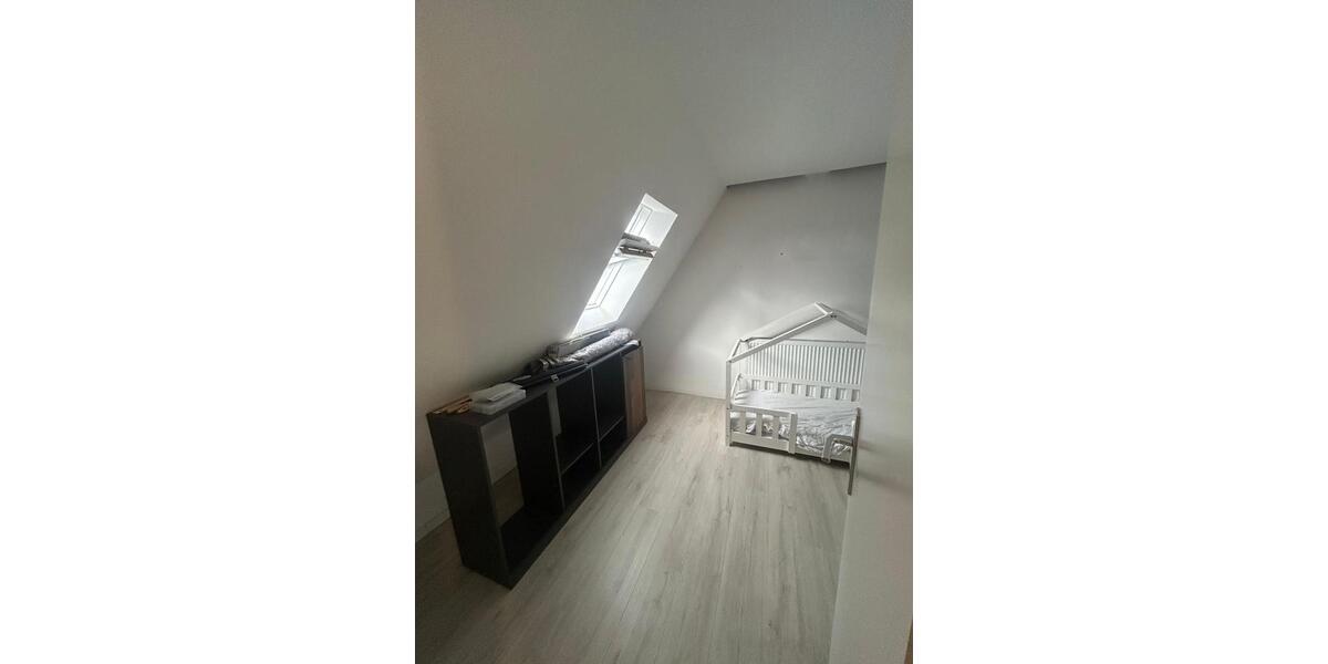 Elegante 4 Zimmer Wohnung mit eigenen Garten und Pool. 4 zimmer