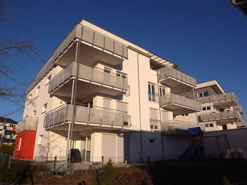 EINZIEHEN & WOHLFÜHLEN – 4,5-Zi-Wohnung im 2. OG mit EBK, Balkon, Garage & Außenstellplatz. 4 zimmer