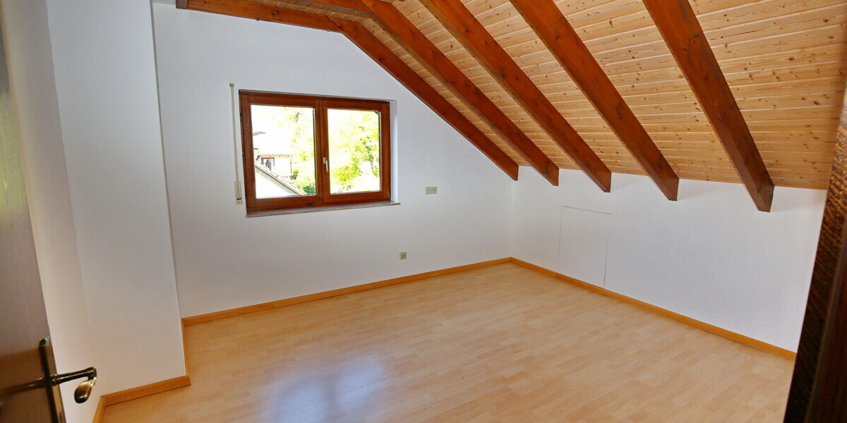 Großzügige Dachgeschosswohnung mit Garten und Klimaanlage. - 3.5 Baden-Baden / Oberbeuern Oberbeuern | Angebot:27161126