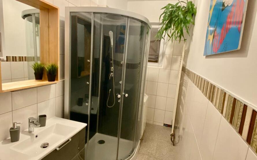 4-Zimmerwohnung mit WLAN, TV, Bad, WC, Küche mit Essplatz, Waschmaschine, Trockner, Terrasse und Stellplatz 4 zimmer