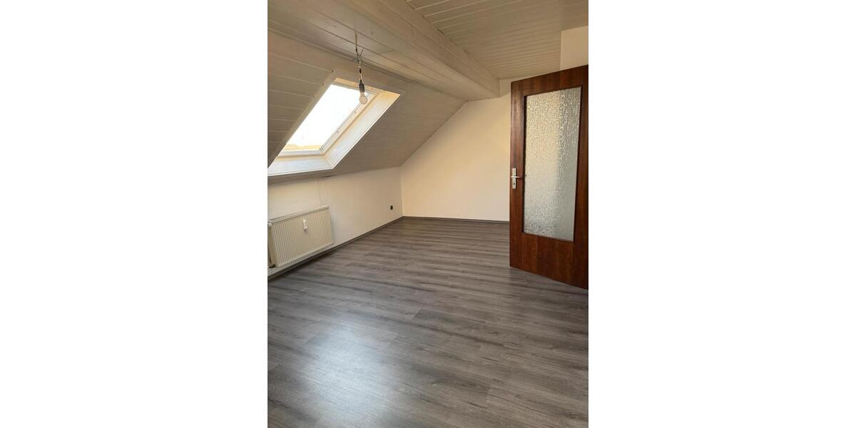 Dachgeschoßwohnung Rüsselsheim am Main - 3 Zimmer, 73 m&sup2;, 950&euro; | Angebot:25170156