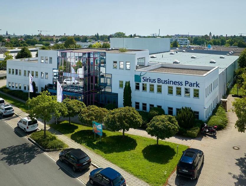 Frisch renoviertes Halle mit Büros – Jetzt einziehen!