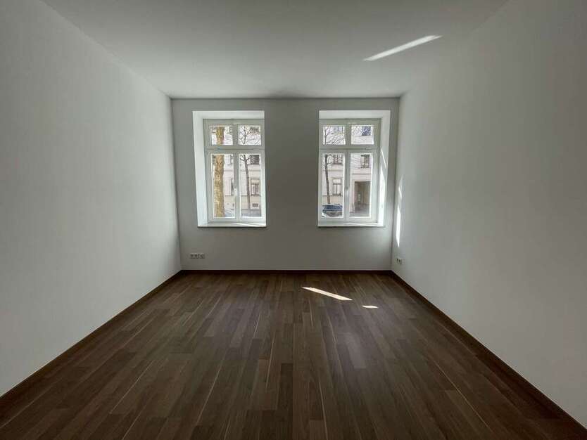mit 360° Rundgang! Sanierte 2 Zimmer mit Balkon + großer Küche am Brühl!