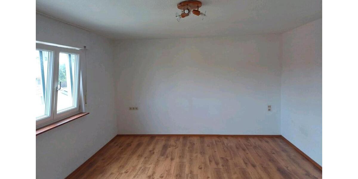 Dachgeschoßwohnung Gschwend - 3 Zimmer, 90 m&sup2;, 650&euro; | Angebot:24772617