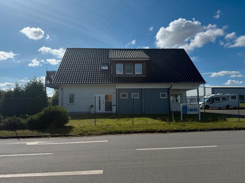 schönes helles Büro, gut gelegen mit Möglichkeit zur Übernachtung