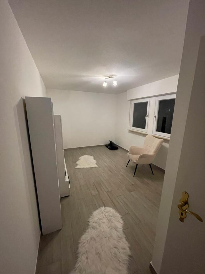 Möbliertes Zimmer im Erdgeschoss mit eigenem Bad in Bruckmühl